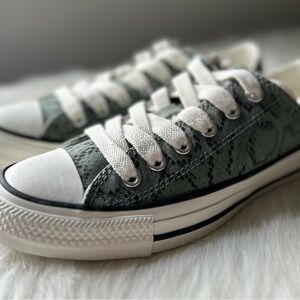 Converse Chuck Taylor All Star Unisex Low Top Women 7/Men 5 Snakeskin Print